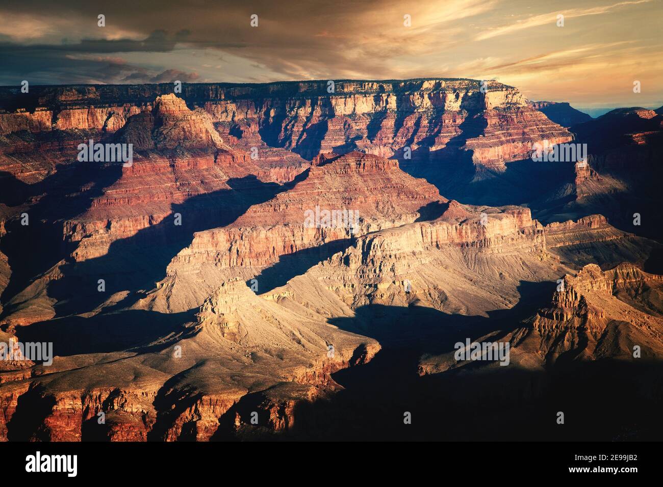 Au fur et à mesure que le soleil se lève, les contours et les couches du Grand Canyon sont révélés. Arizona. Banque D'Images