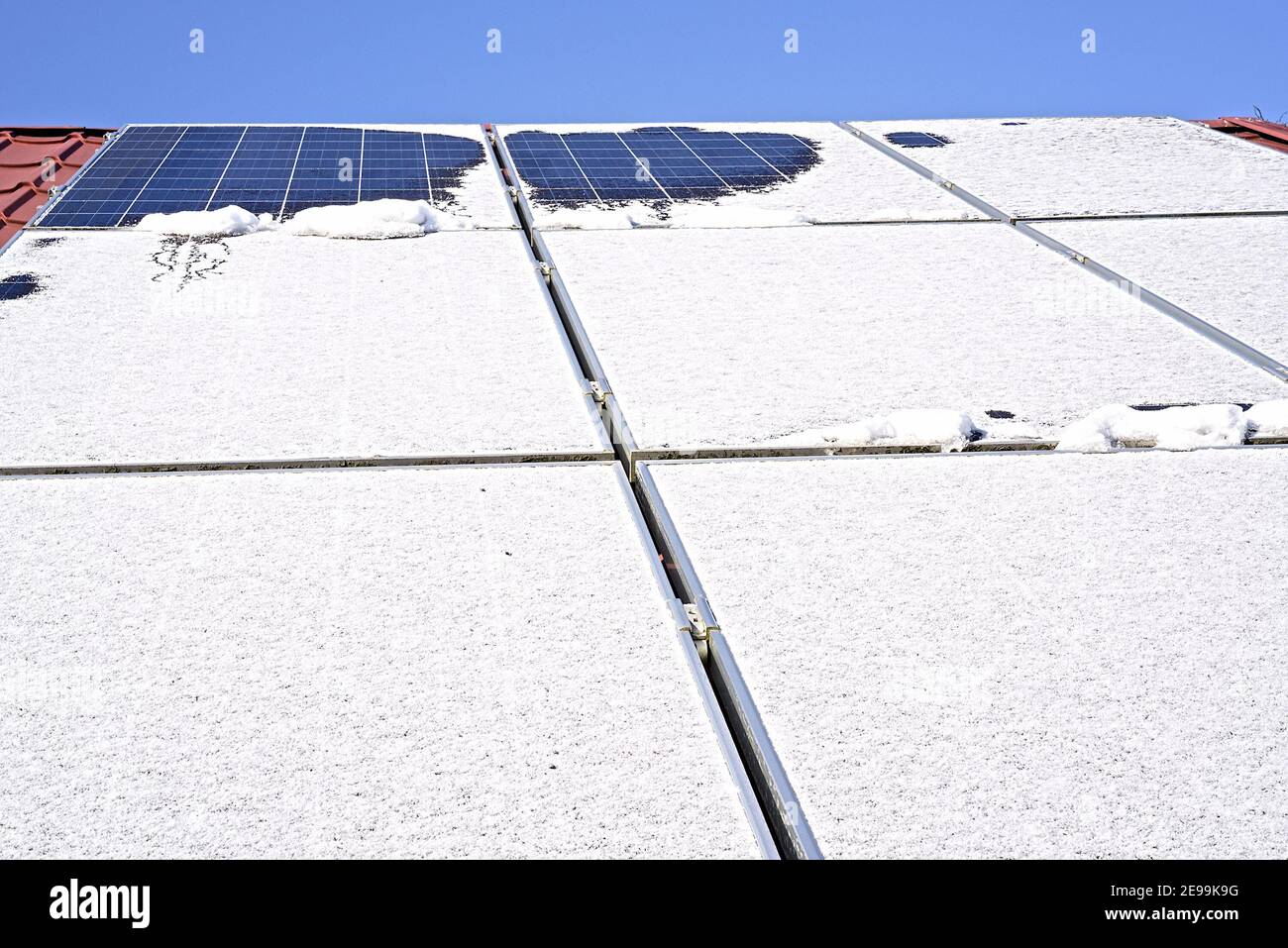 panneaux photovoltaïques recouverts de neige et de givre Banque D'Images