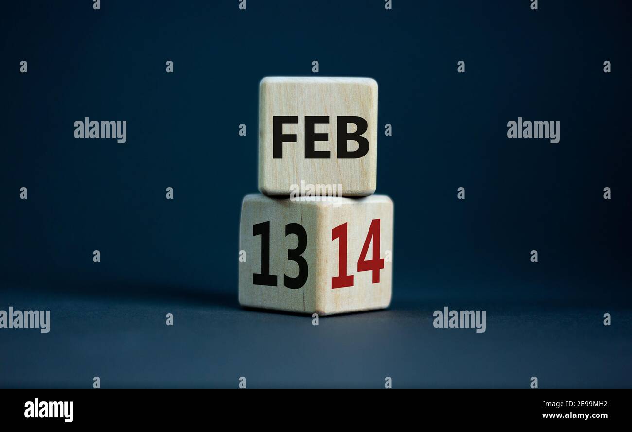 Février 14 symbole de la Saint-Valentin. A changé le cube et a changé le mot 'Fév 13' en 'Fév 14'. Magnifique arrière-plan gris, espace de copie. Février 14 Valen Banque D'Images