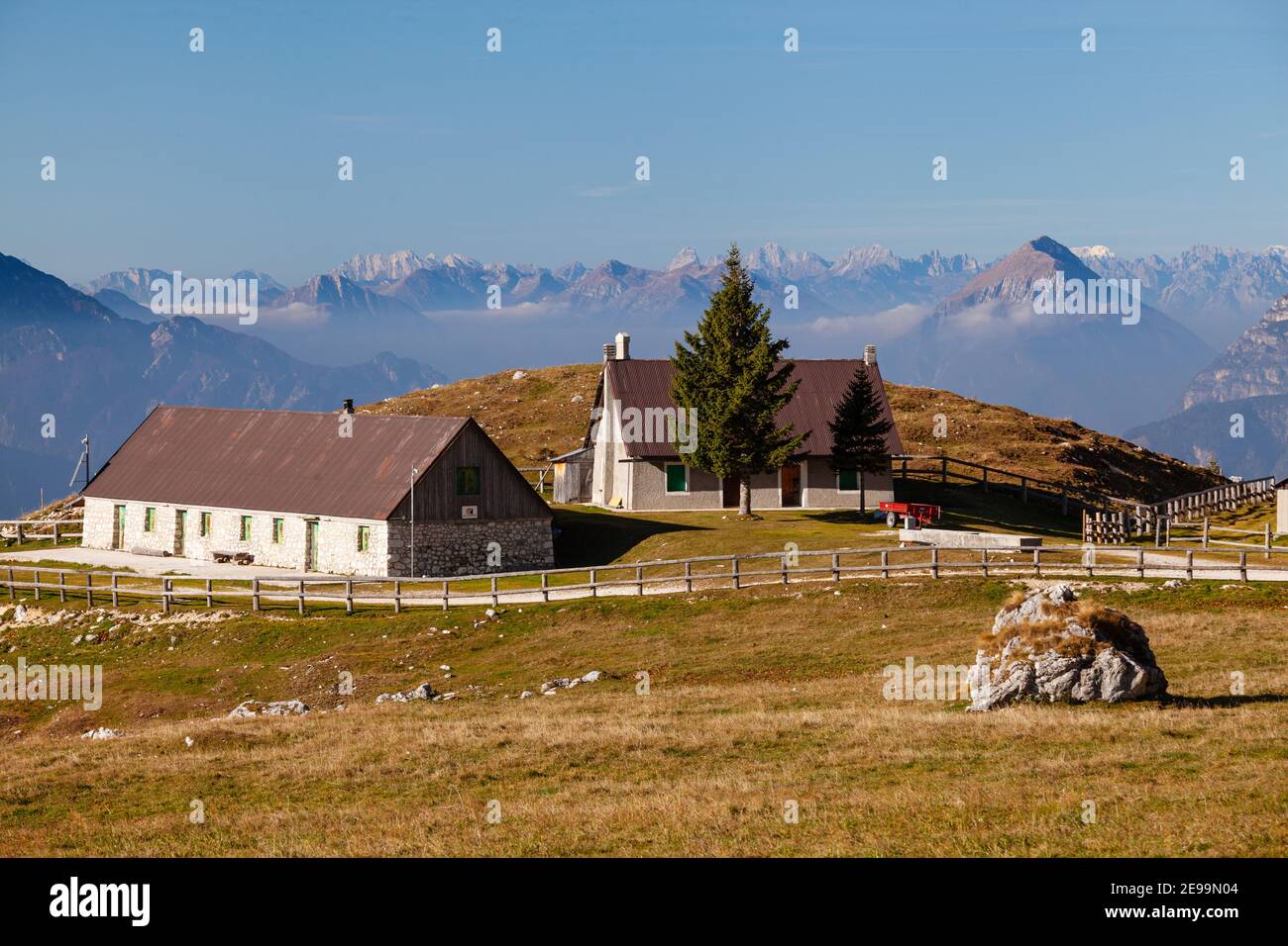 Vue d'automne de la ferme de montagne sur Planina Pecol avec le mont Amariana et d'autres sommets en arrière-plan. Banque D'Images