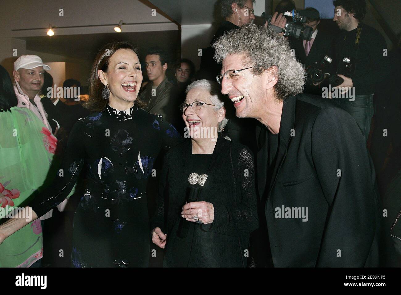 Le couturier Yvonne Sassinot de Nesle avec Carole bouquet et la directrice française Elie Chouraqui assistent au 1er festival international du cinéma, des costumes et des modes à l'espace Pierre Cardin à Paris, France, le 31 mars 2006. Photo de Laurent Zabulon/ABACAPRESS.COM. Banque D'Images Le couturier Yvonne Sassinot de Nesle avec Carole bouquet et la directrice française Elie Chouraqui assistent au 1er festival international du cinéma, des costumes et des modes à l'espace Pierre Cardin à Paris, France, le 31 mars 2006. Photo de Laurent Zabulon/ABACAPRESS.COM. Banque D'Images