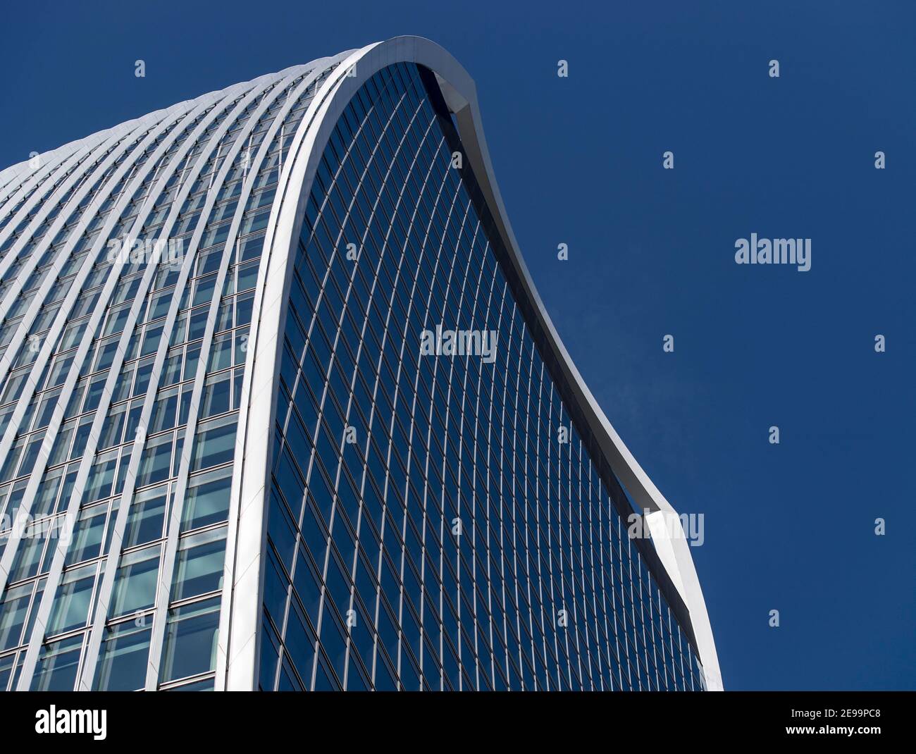 Résumé de 20 Fenchurch Street, également connu sous le nom de bâtiment talkie walkie, dans la ville de London, England, UK Banque D'Images