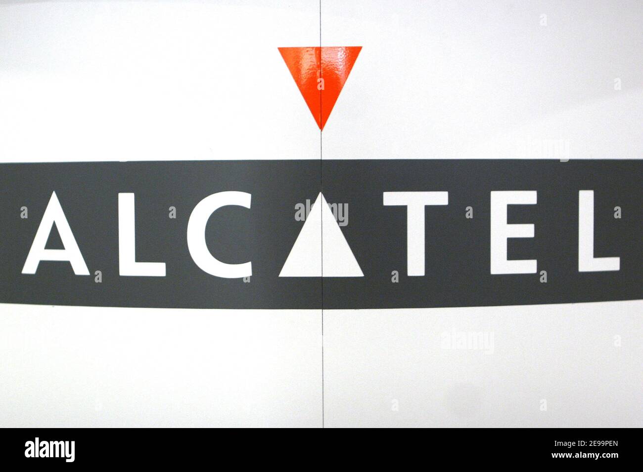 Stand Alcatel au MIP TV à Cannes, France, le 3 avril 2006. Un accord de fusion est conclu avec Alcatel et Lucent, une société américaine, qui créera un fabricant franco-américain d'équipements de télécommunications avec un chiffre d'affaires de 25 milliards de dollars, 88,000 employés et clients de compagnies de téléphone dans le monde entier. Photo de Gerald Holubowicz/ABACAPRESS.COM Banque D'Images