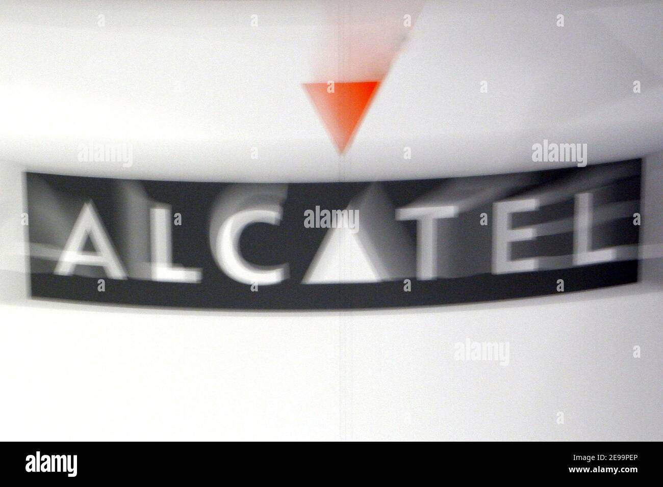 Stand Alcatel au MIP TV à Cannes, France, le 3 avril 2006. Un accord de fusion est conclu avec Alcatel et Lucent, une société américaine, qui créera un fabricant franco-américain d'équipements de télécommunications avec un chiffre d'affaires de 25 milliards de dollars, 88,000 employés et clients de compagnies de téléphone dans le monde entier. Photo de Gerald Holubowicz/ABACAPRESS.COM Banque D'Images