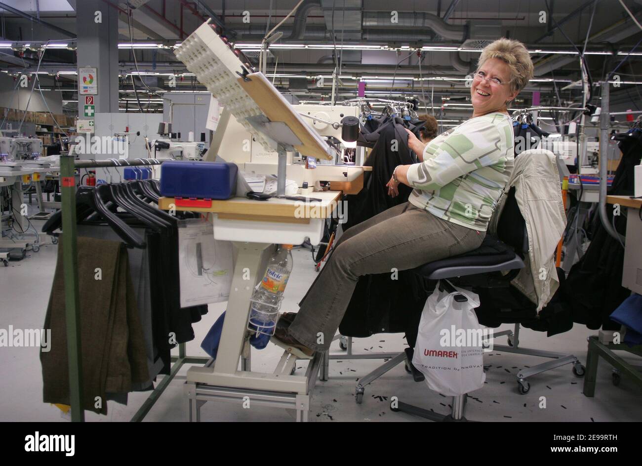 L'usine Hugo Boss textil, photographiée à Metzingen près de Stuttgart, en  Allemagne, le 31 janvier 2006. Son usine appelée « Technology and Center »,  utilise environ 300 employés et produits prototypes et