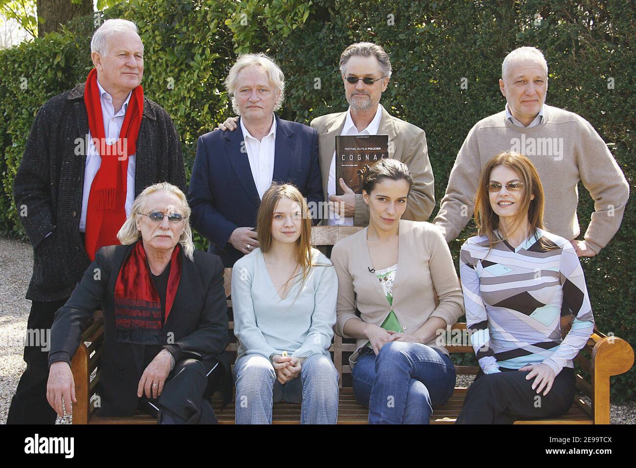 Les membres du jury, (première rangée) Christophe, Zoe Felix, Sara Forestier, Cyrielle Claire, (deuxième rangée) John Irvin, Niels Arestrup, Jonathan Demme, François Berleand posent au 24e Festival du film Policier (film mystère) qui s'est tenu à Cognac, dans le sud-ouest de la France, le 7 avril 2006. Photo de Patrick Bernard/ABACAPRESS.COM Banque D'Images