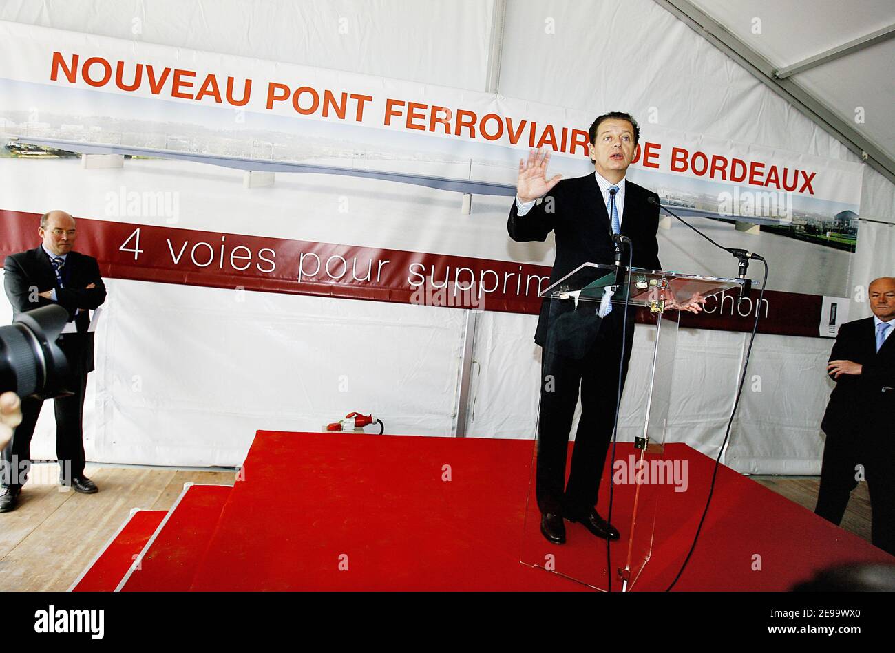 Dominique Perben, ministre français des Transports et du Tourisme, déporte la première pierre du plus grand chantier ferroviaire de Bordeaux, France, le 13 avril 2006. Un pont à quatre voies sera construit pendant six ans pour le TGV en direction de l'Europe du Sud. Photo de Patrick Bernard/ABACAPRESS.COM Banque D'Images