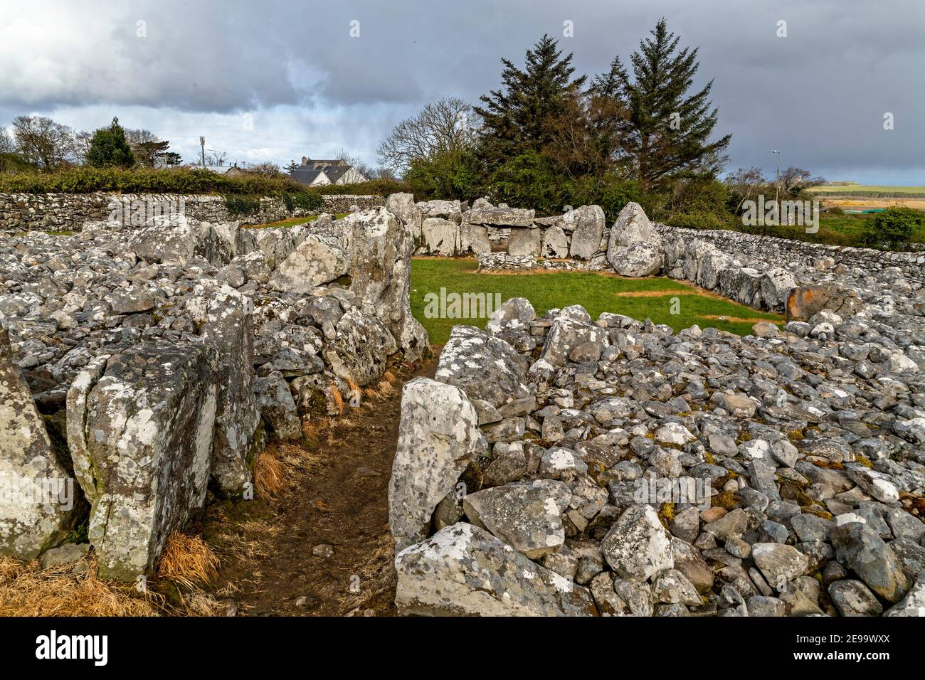 Creevykeel, Comté de Sligo, Irlande. 26 avril 2016. Le Creevykeel court Tomb est situé près de Cliffoney, dans le comté de Sligo, en Irlande. Banque D'Images