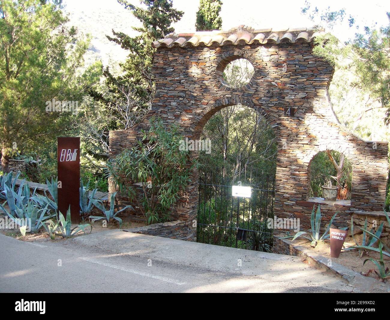 Le restaurant de renommée mondiale El Bulli a récemment élu le meilleur restaurant du monde. Situé à Roses, sur la Costa Brava, à environ deux heures au nord de Barcelone, l'Espagne n'est ouverte que d'avril à septembre. Pendant les six autres mois, le chef Ferran Adria est enlogé dans son laboratoire de Barcelone pour concevoir de nouvelles recettes passionnantes. Avril 2006. Photo de Christophe Geyres/ABACAPRESS.COM Banque D'Images