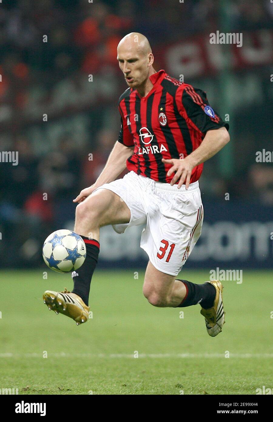 Le Jaap Stam Milan en action lors de la semi-finale de l'UEFA Champions League First Leg, AC Milan vs Barcelone à Milan, Italie, le 18 avril 2006. Barcelone a gagné 1-0.