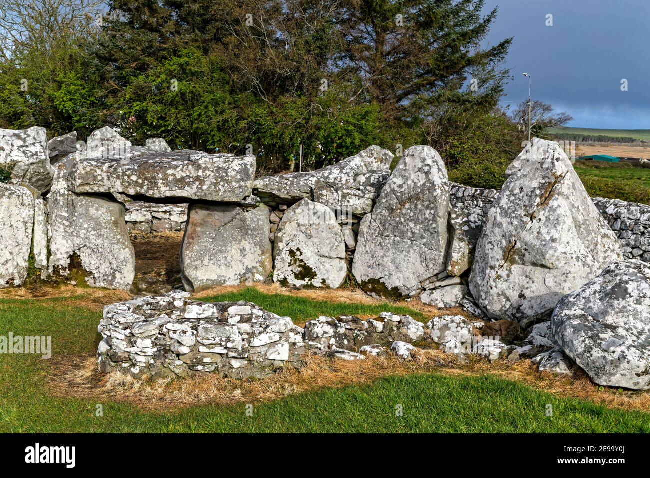 Creevykeel, Comté de Sligo, Irlande. 26 avril 2016. Le Creevykeel court Tomb est situé près de Cliffoney, dans le comté de Sligo, en Irlande. Banque D'Images