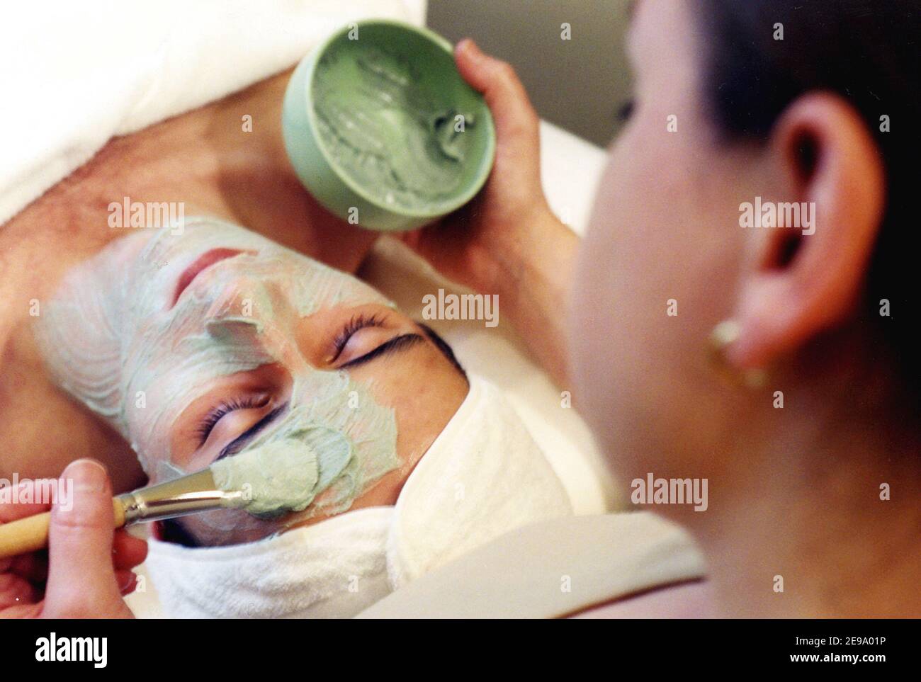 Illustration de la nouvelle tendance des hommes français à avoir des soins du visage ou plus dans les salons de beauté en France sur 2006. Photo d'Alain Apaydin/ABACAPRESS.COM Banque D'Images