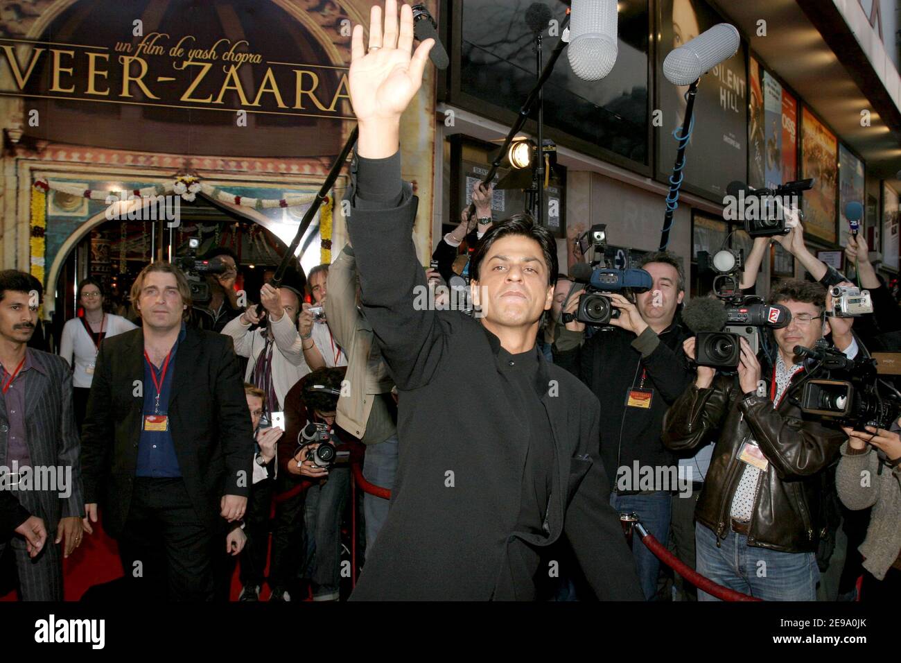 La star Bollywood Shah Rukh Khan assiste à la première de son film Veer-Zaara qui s'est tenu au Rex Movie Theatre à Paris, France, le 26 avril 2006 dans le cadre de la semaine Bollywood, à Paris. Photo de Benoit Pinguet/ABACAPRESS.COM Banque D'Images