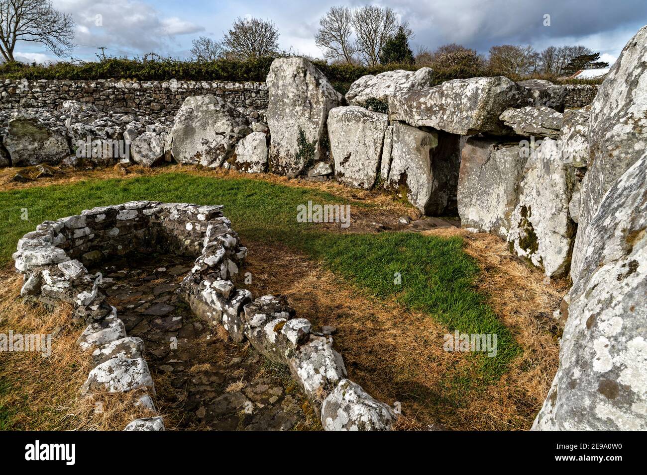 Creevykeel, Comté de Sligo, Irlande. 26 avril 2016. Le Creevykeel court Tomb est situé près de Cliffoney, dans le comté de Sligo, en Irlande. Banque D'Images