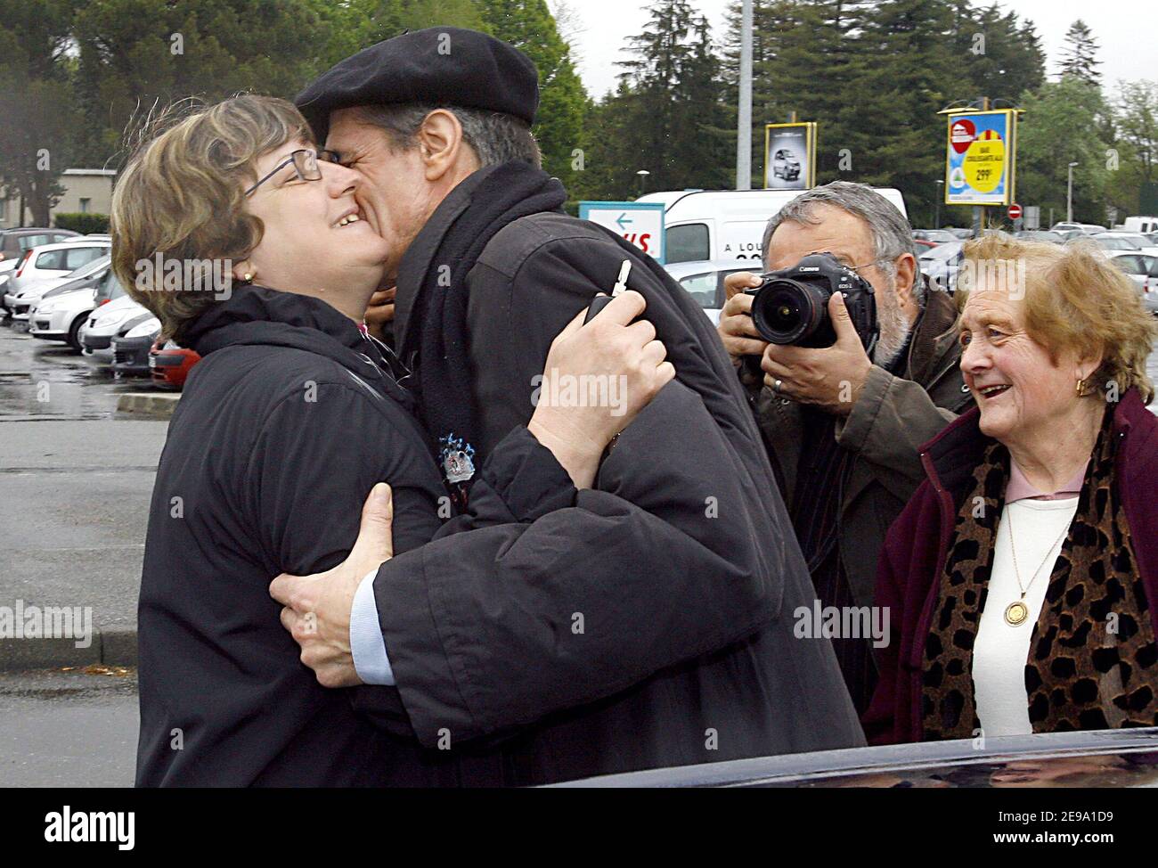 Le parlementaire français Jean Lassalle, membre du parti UDF de la région  des Pyrénées Atlantiques du sud-ouest de la France, arrive à l'aéroport de  Pau, en France, le 27 avril 2006. Il