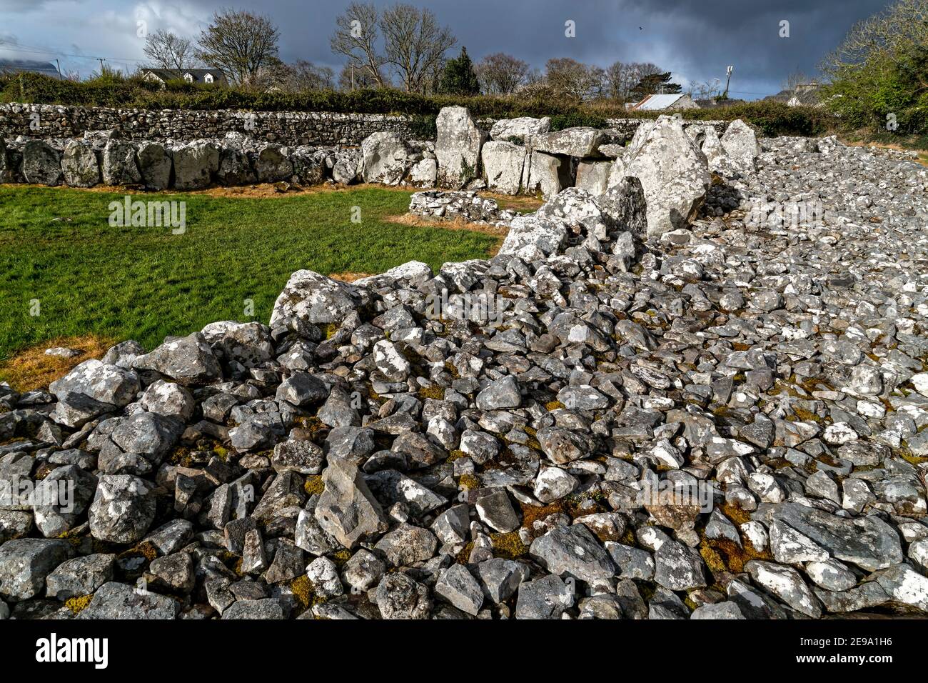 Creevykeel, Comté de Sligo, Irlande. 26 avril 2016. Le Creevykeel court Tomb est situé près de Cliffoney, dans le comté de Sligo, en Irlande. Banque D'Images