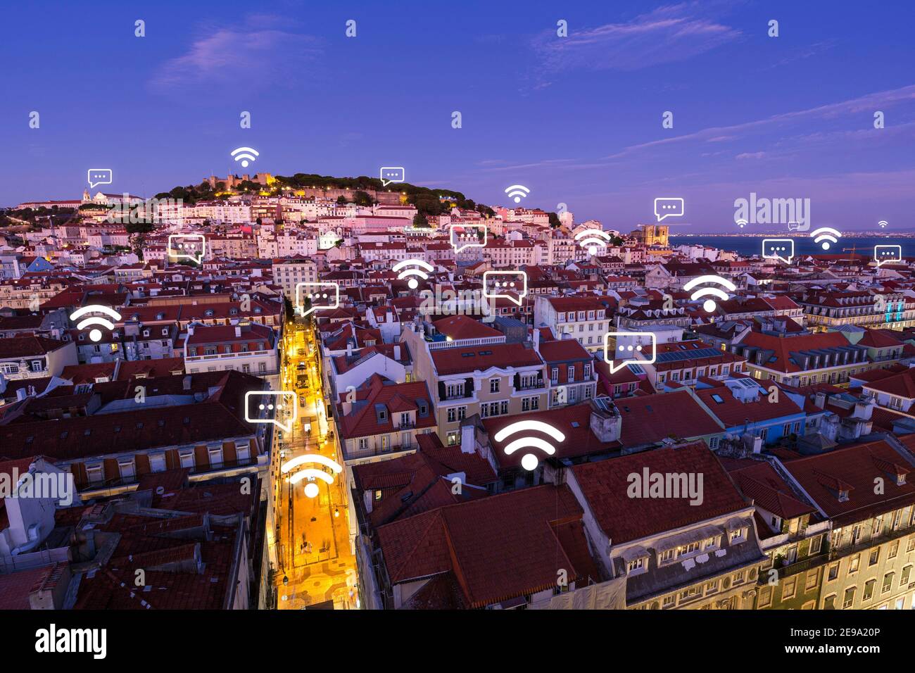 Vue sur le centre-ville de Lisbonne, Portugal, depuis le haut au crépuscule. Concept de connexion réseau sans fil, Wi-Fi, ville intelligente et messagerie en ligne. Banque D'Images