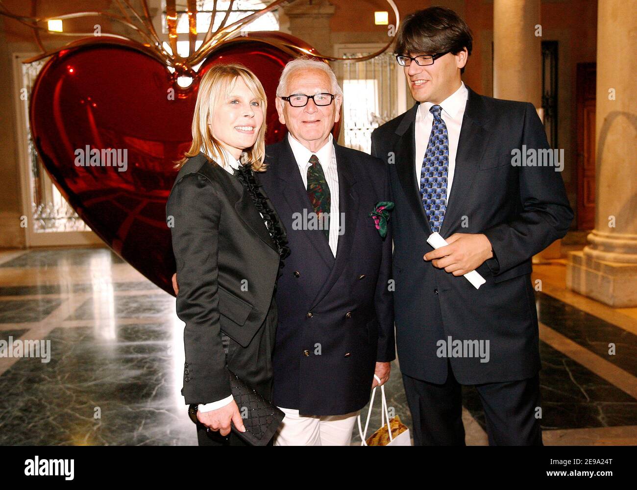 Pierre Cardin et neveu arrivent pour l'ouverture du Palazzo Grassi (Fondation Pinault) à Venise, Italie, le 29 avril 2006. Photo de Mehdi Taamallah/ABACAPRESS.COM Banque D'Images