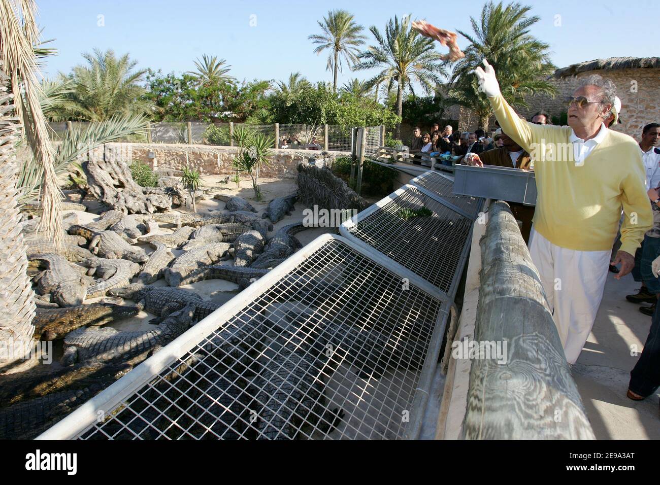 L'acteur français Roger Hanin et sa petite amie Agnes visitent une ferme de crocodiles à Djerba, en Tunisie, le 30 avril 2006, lors du premier Festival international de télévision de Djerba. Photo de Bruno Klein/ABACAPRESS.COM. Banque D'Images