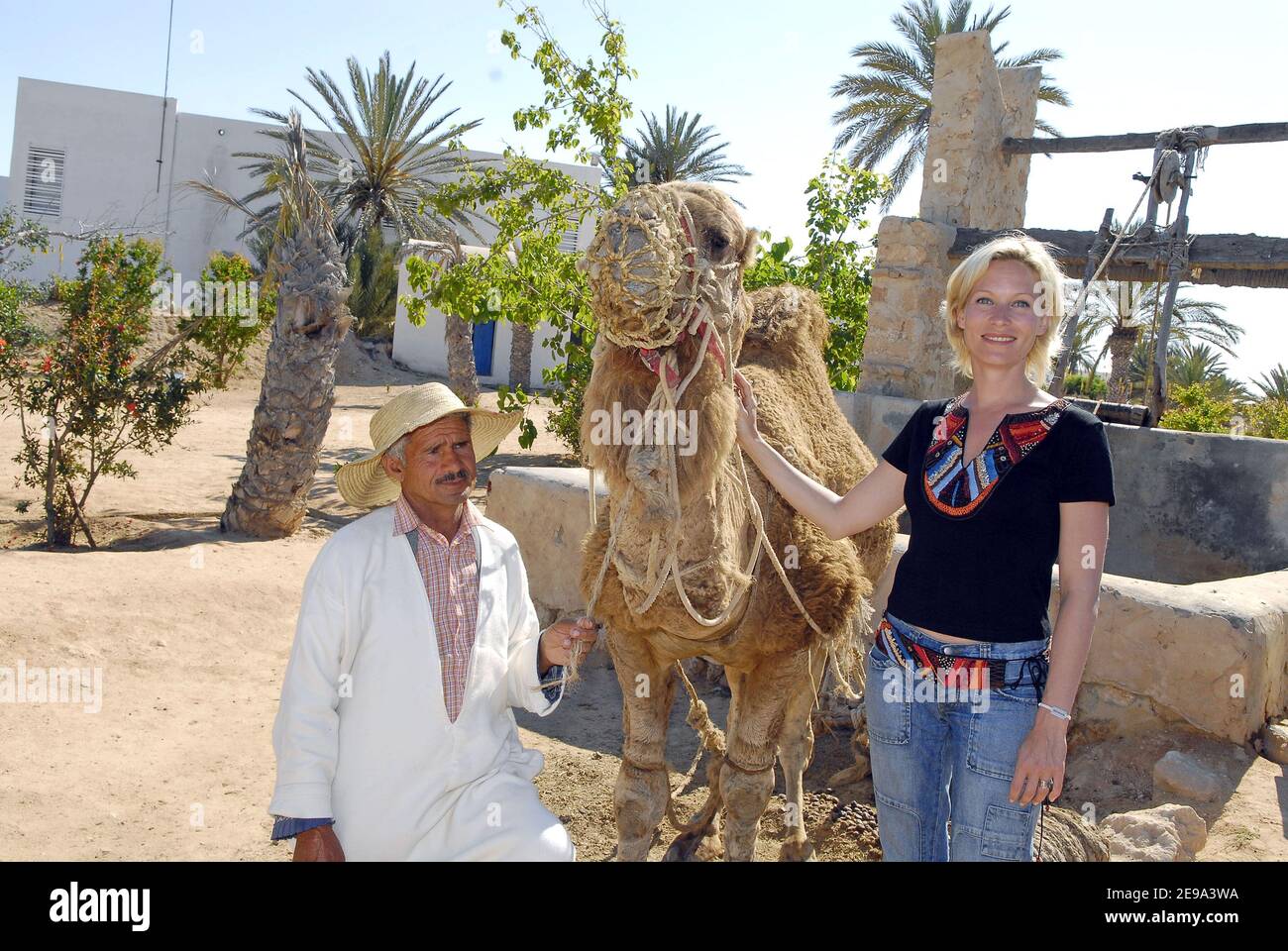 Les acteurs français et l'actrice Sofiane Belmouden, Rebecca Hampton et Lauren Kerustore posent lors du premier Festival international de télévision de Djerba, à Djerba, en Tunisie, le 29 avril 2006. Photo de Bruno Klein/ABACAPRESS.COM Banque D'Images