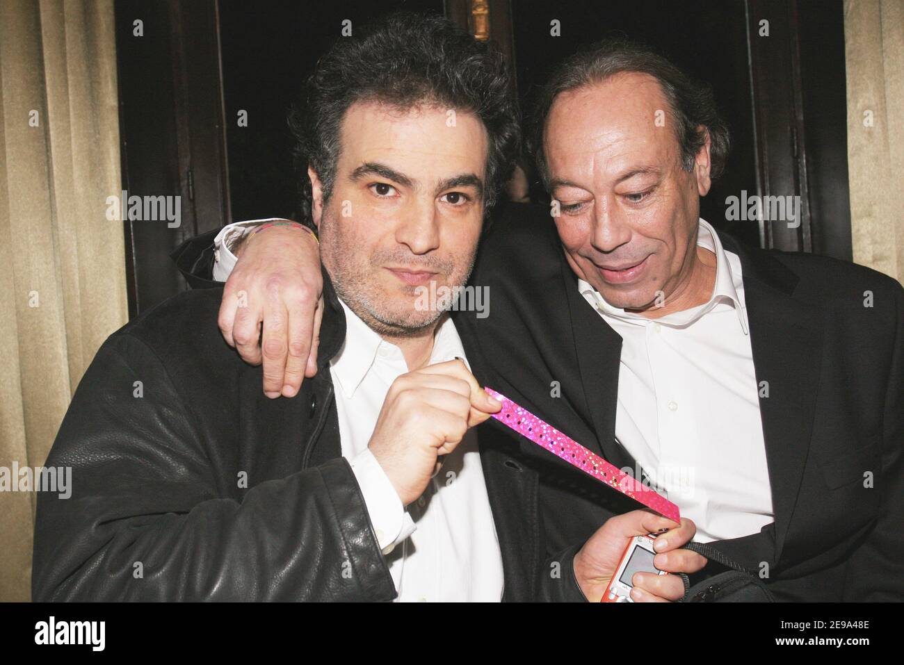 L'humoriste français Raphael Mezrahi (l) lors de la fête de l'anniversaire de Moet PR Franck Couecou qui s'est tenue au club de l'Etoile à Paris, France, le 2 mai 2006. Photo de Benoit Pinguet/ABACAPRESS.COM. Banque D'Images