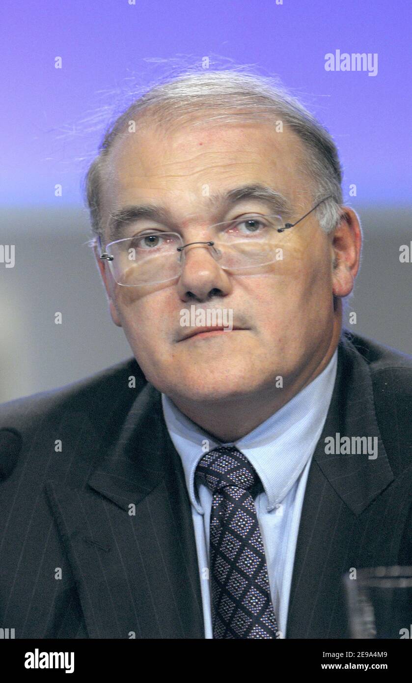 Le directeur de Renault, Jean-Louis Ricaut, assiste à l'assemblée générale de Renault à Paris, France, le 4 mai 2006. Photo Christophe Guibbbaud/ABACAPRESS.COM Banque D'Images