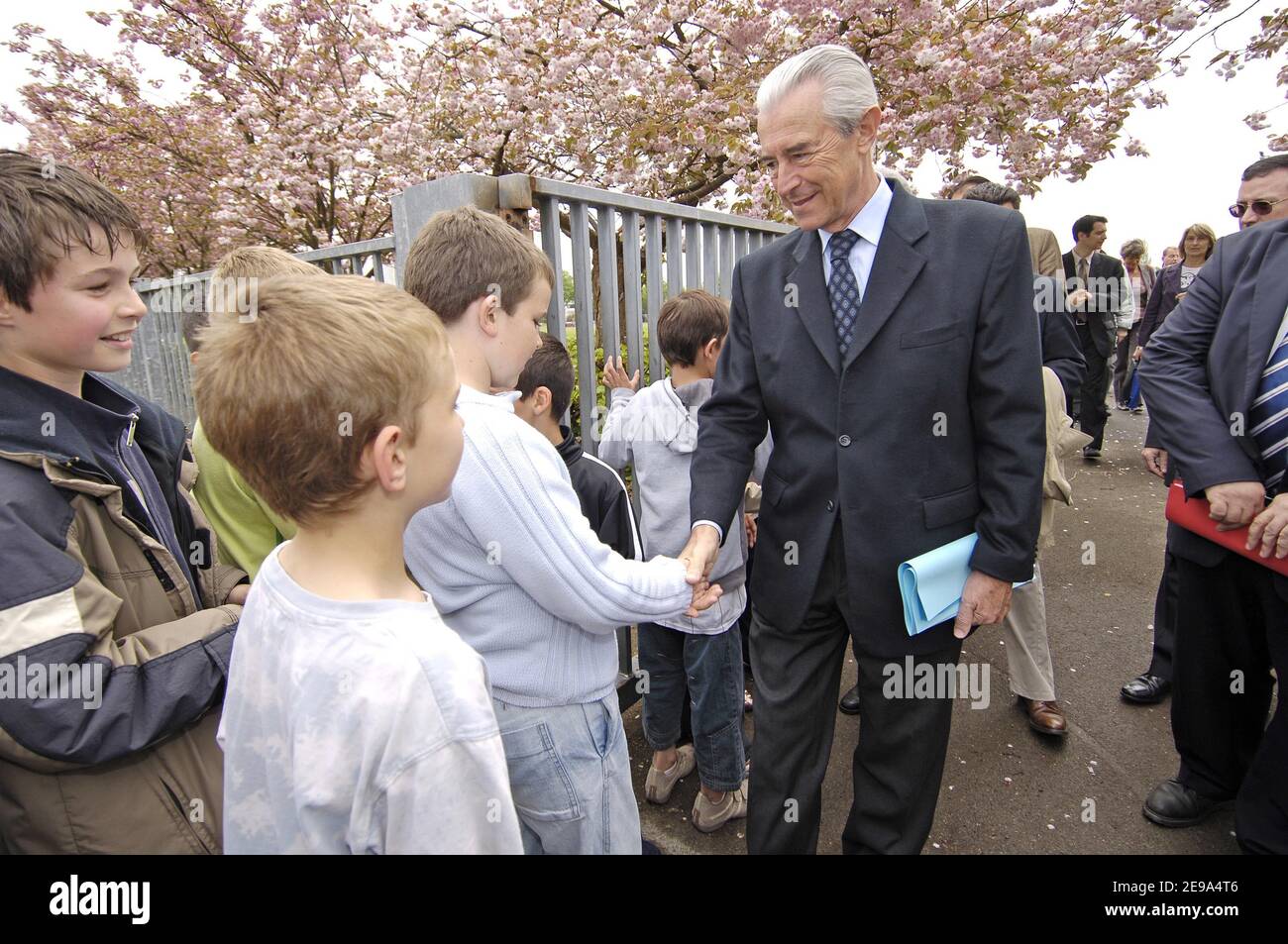 Le ministre de l'éducation nationale Gilles de Robien, président de la fédération française de piste et de terrain Bernard Amsalem signe une convention de partenariat avec la présence du président de l'IAAF Lamine Diack à Amiens, au nord de la France, le 5 mai 2006. Photo de Nicolas Gouhier/Cameleon/ABACAPRESS.COM Banque D'Images