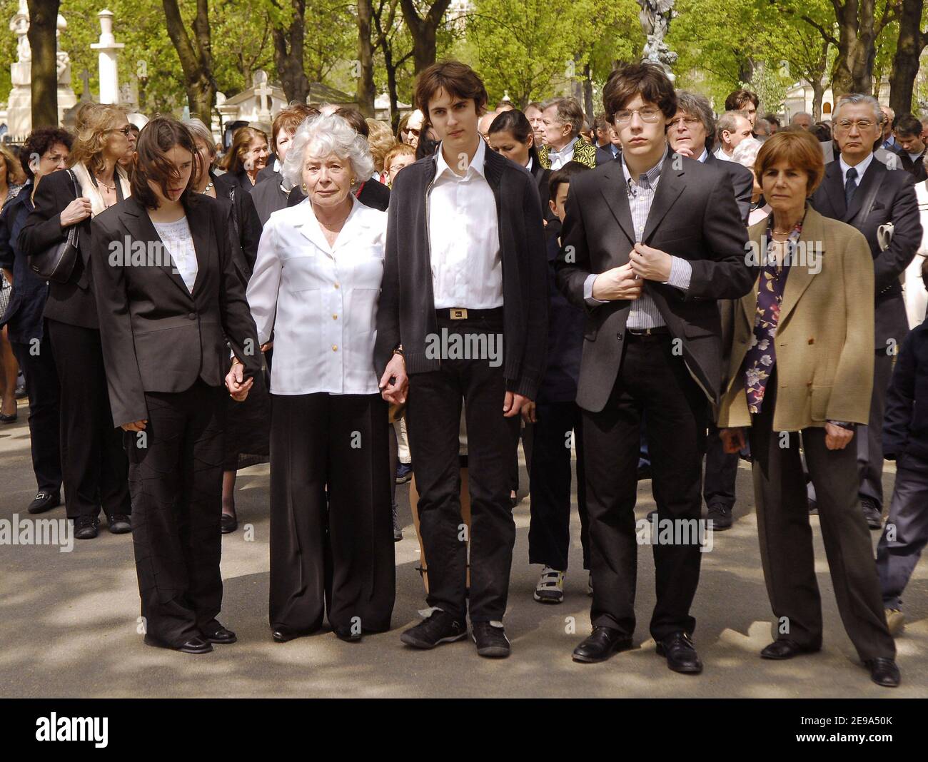 La famille de Claude Sarraute lors des funérailles de Jean-François Revel au cimetière Montparnasse à Paris le 5 mai 2006. Photo de Bruno Klein/ABACAPRESS.COM. Banque D'Images