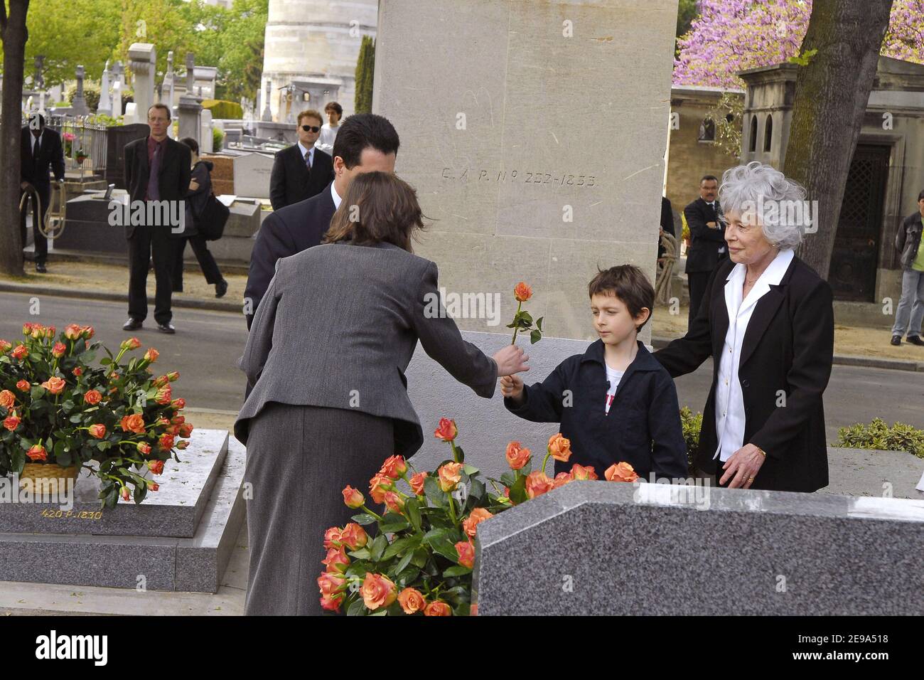 Le journaliste français Claude Sarraute pendant les funérailles de Jean-François  Revel au cimetière Montparnasse à Paris le 5 mai 2006. Photo de Bruno  Klein/ABACAPRESS.COM Photo Stock - Alamy