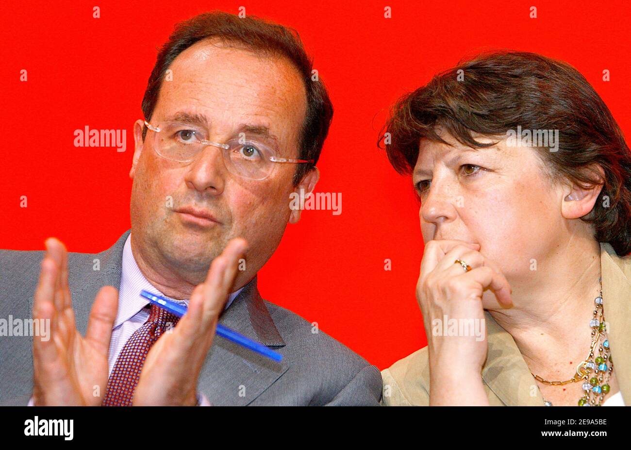 François Hollande et Martine Aubry lors d'une réunion socialiste à Bordeaux, dans le sud-ouest de la France, le 6 mai 2006. Photo de Patrick Bernard/ABACAPRESS.COM Banque D'Images