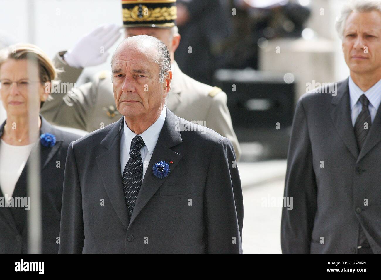 Le président français Jacques Chirac, au centre, le Premier ministre Dominique de Villepin, à droite, et la ministre de la Défense Michele Alliot-Marie, à gauche, sont à l'attention lors des cérémonies du jour de la victoire à Paris, en France, le lundi 8 mai 2006. Photo de Taamallah-Klein/ABACAPRESS.COM Banque D'Images