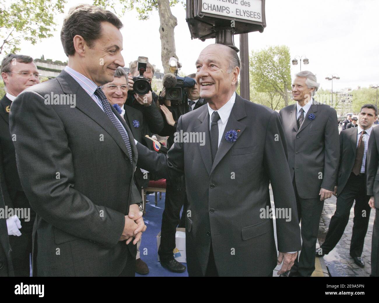 Le président français Jacques Chirac, le ministre de l'intérieur Nicolas Sarkozy et le Premier ministre Dominique de Villepin assistent à la cérémonie marquant la fin de la Seconde Guerre mondiale qui s'est tenue à l'Arc de Triomphe à Paris, en France, le 8 mai 2006. Photo de Gilles Bassignac/Pool/ABACAPRESS.COM Banque D'Images