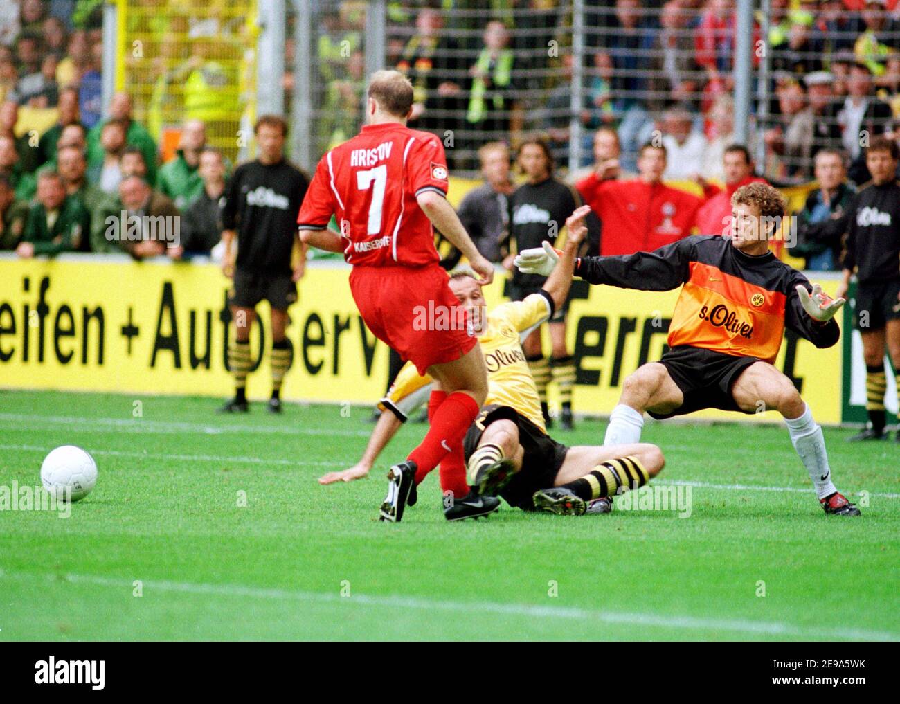 Betzenberg Stadion Kaiserslautern Allemagne 14.8.1999, football: Saison allemande de Bundesliga 1999/00, 1.FC Kaiserslautern (FCK, rouge) vs Borussia Dortmund (BVB, jaune) 1:0 - de gauche: Marian HRISTOV (FCK), Juergen KOHLER (BVB), Jens LEHMANN (BVB) Banque D'Images