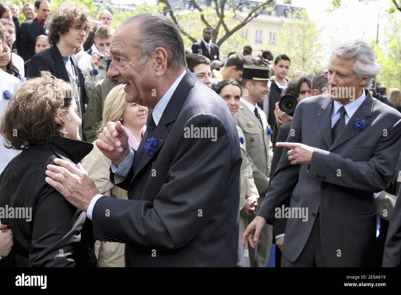 Le Président français Jacques Chirac et le Premier ministre français Dominique de Villepin assistent à la cérémonie marquant la fin de la Seconde Guerre mondiale qui s'est tenue à l'Arc de Triomphe à Paris, en France, le 8 mai 2006. Photo de Ludovic REA/POOL/ABACAPRESS.COM Banque D'Images