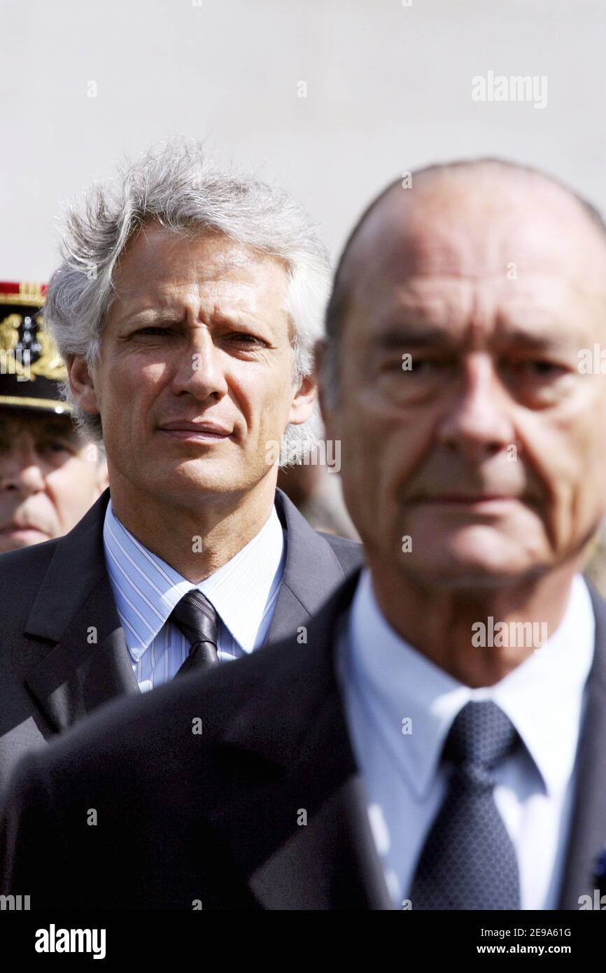 Le Président français Jacques Chirac et le Premier ministre français Dominique de Villepin assistent à la cérémonie marquant la fin de la Seconde Guerre mondiale qui s'est tenue à l'Arc de Triomphe à Paris, en France, le 8 mai 2006. Photo de Ludovic REA/POOL/ABACAPRESS.COM Banque D'Images