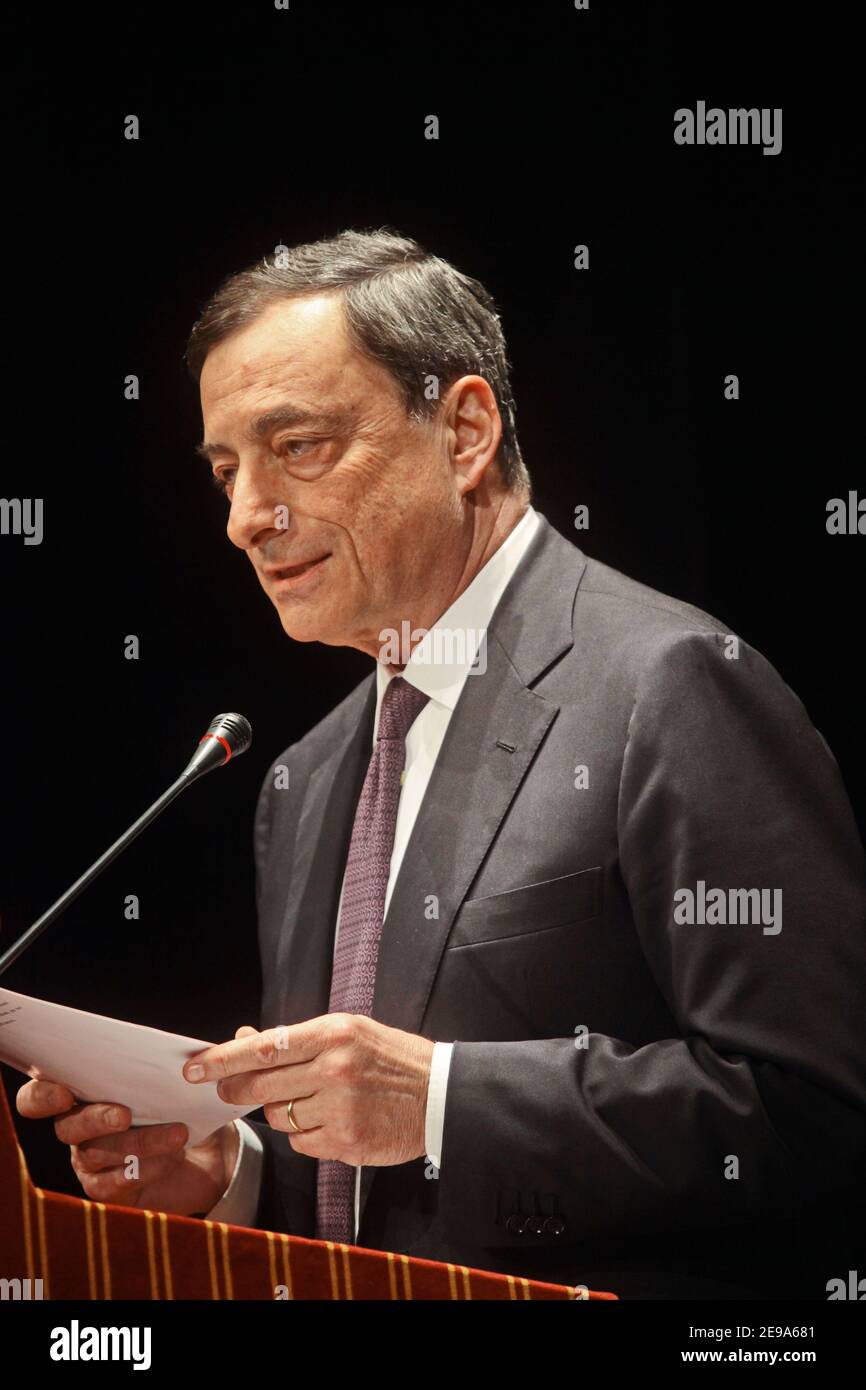 Mario Draghi, président de la Banque centrale européenne , prend la parole lors d'une conférence de presse. Rome, Italie - avril 2018 Banque D'Images