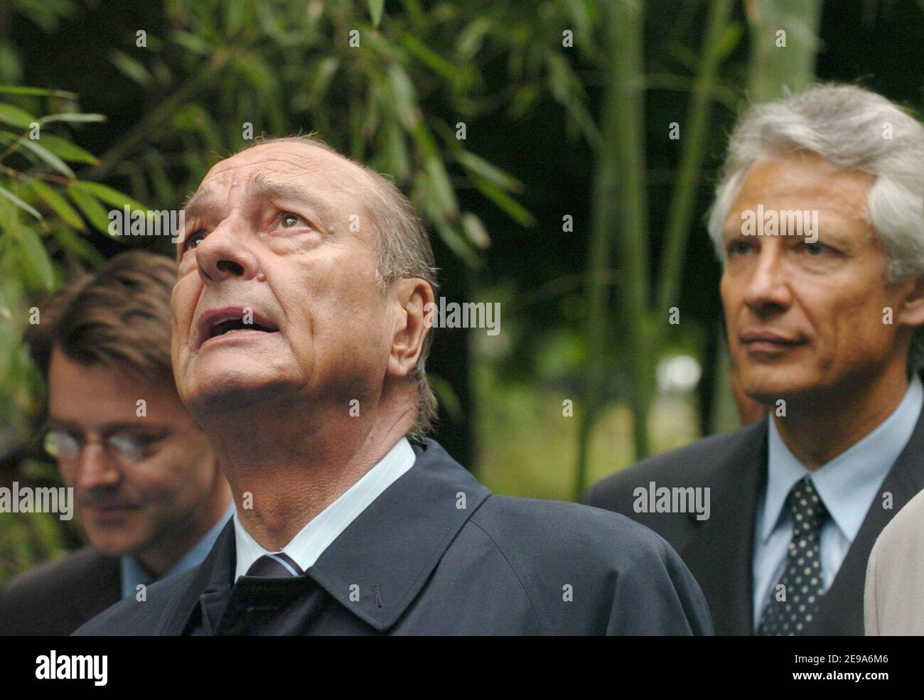 Le président français Jacques Chirac, suivi du Premier ministre Dominique de Villepin, prononce son discours dans les Jardins du Luxembourg, le 10 mai 2006, à Paris, en France, pour honorer pour la première fois les victimes de son commerce des esclaves, 158 ans après, il a arrêté la pratique de prendre des gens de leurs terres africaines et de les enslaver dans les colonies des Caraïbes. Photo de la piscine par Jacques Witt/ABACAPRESS.COM Banque D'Images