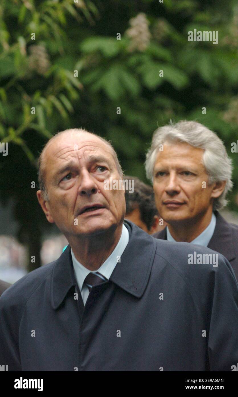 Le président français Jacques Chirac, suivi du Premier ministre Dominique de Villepin, prononce son discours dans les Jardins du Luxembourg, le 10 mai 2006, à Paris, en France, pour honorer pour la première fois les victimes de son commerce des esclaves, 158 ans après, il a arrêté la pratique de prendre des gens de leurs terres africaines et de les enslaver dans les colonies des Caraïbes. Photo de la piscine par Jacques Witt/ABACAPRESS.COM Banque D'Images