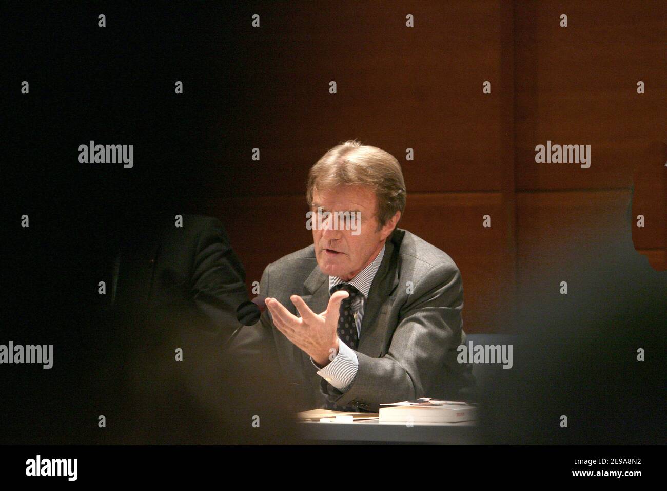 EXCLUSIF - Bernard Kouchner préside le débat de la conférence "Croix-vietnamienne destins" avec la fille adoptive du Président Jacques Chirac, Anh-Dao Traxel, un réfugié vietnamien à Paris, France, le 15 mai 2006. Photo de Mehdi Taamallah/ABACAPRESS.COM Banque D'Images