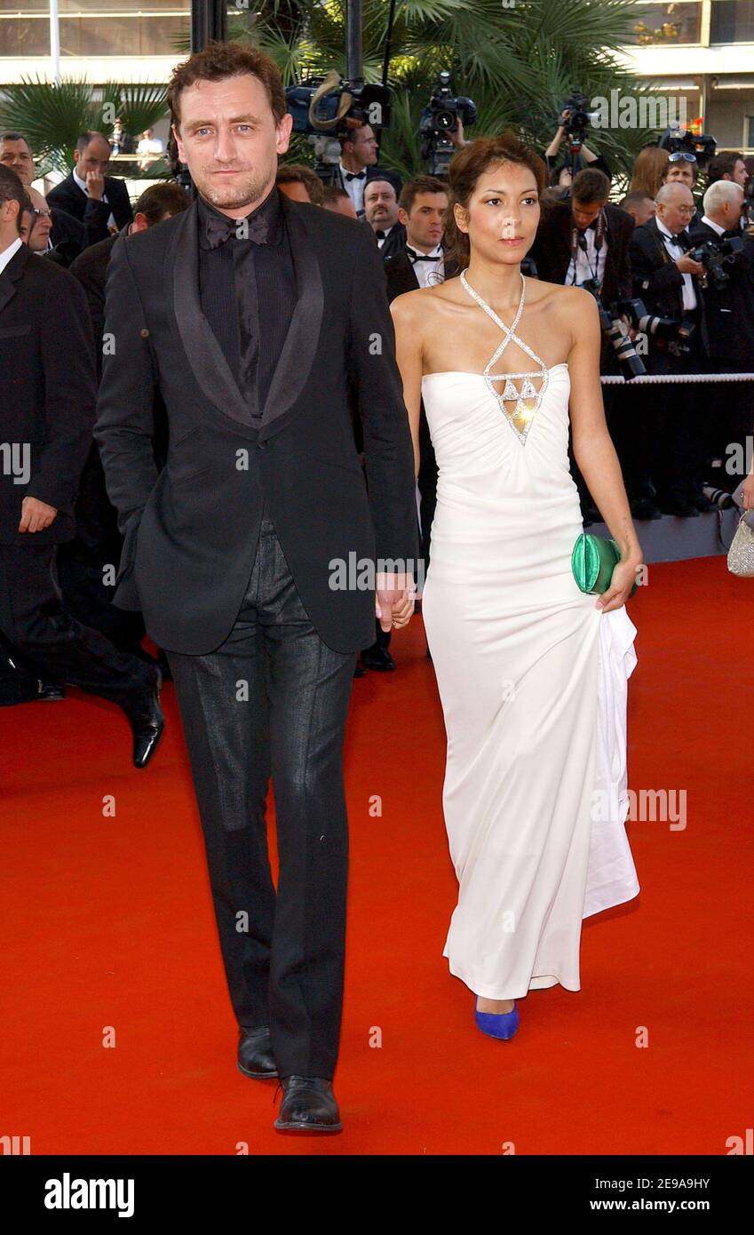 L'acteur français Jean-Paul Rouve et sa petite amie l'écrivain français Bénédicte  Martin arrivent pour la projection du film « Da Vinci Code » du réalisateur  américain Ron Howard, ouvrant le 59e Festival