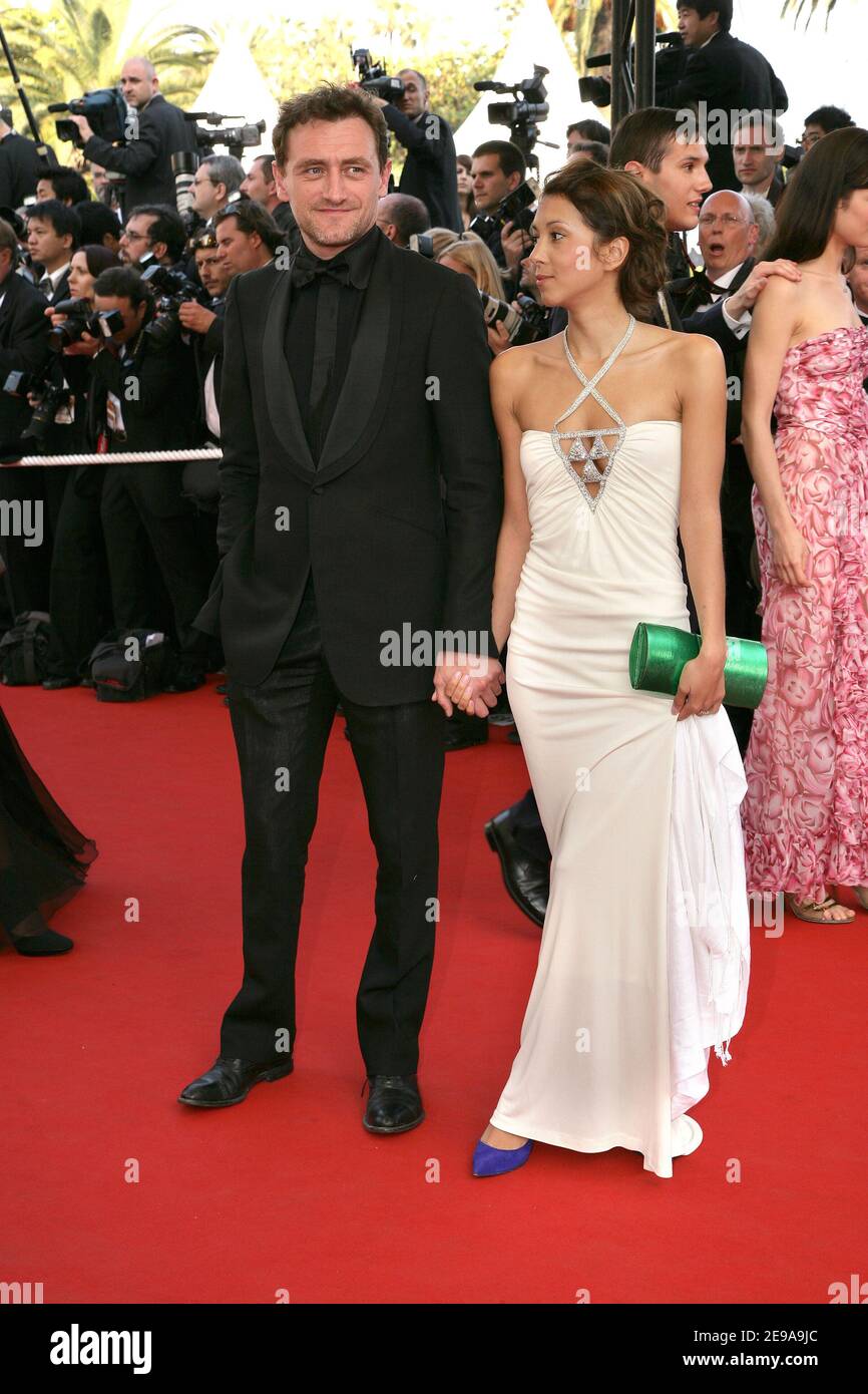 Jean-Paul Rouve et sa petite amie l'écrivain français Benedicte Martin  arrivent pour la projection du film du réalisateur américain Ron Howard «  le Da Vinci Code », ouvrant le 59e Festival international