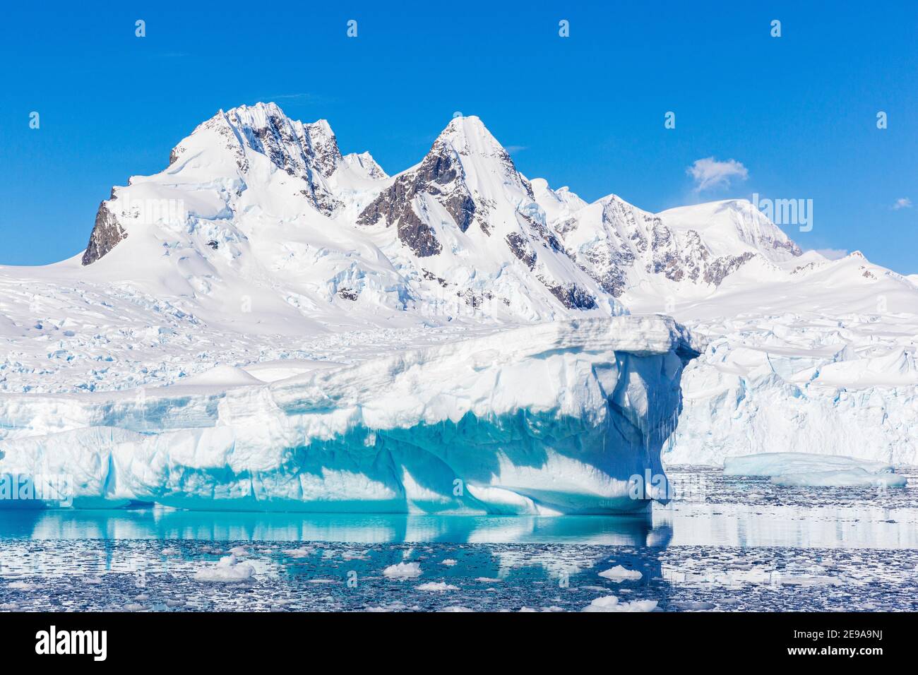 Montagnes enneigées, glaciers et icebergs à Cierva Cove, Hughes Bay, Antarctique. Banque D'Images