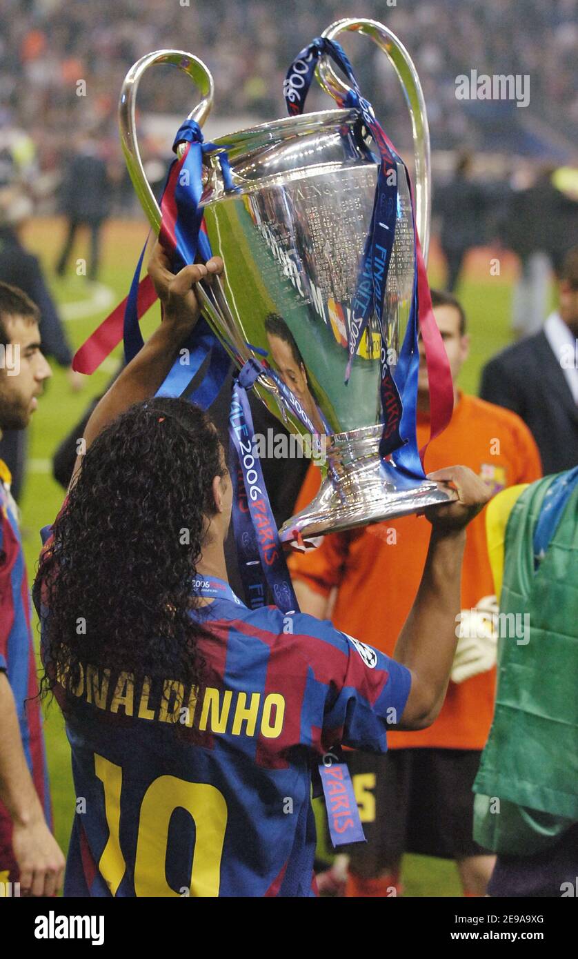 Le Ronaldinho de Barcelone fête avec le trophée finale de la Ligue des