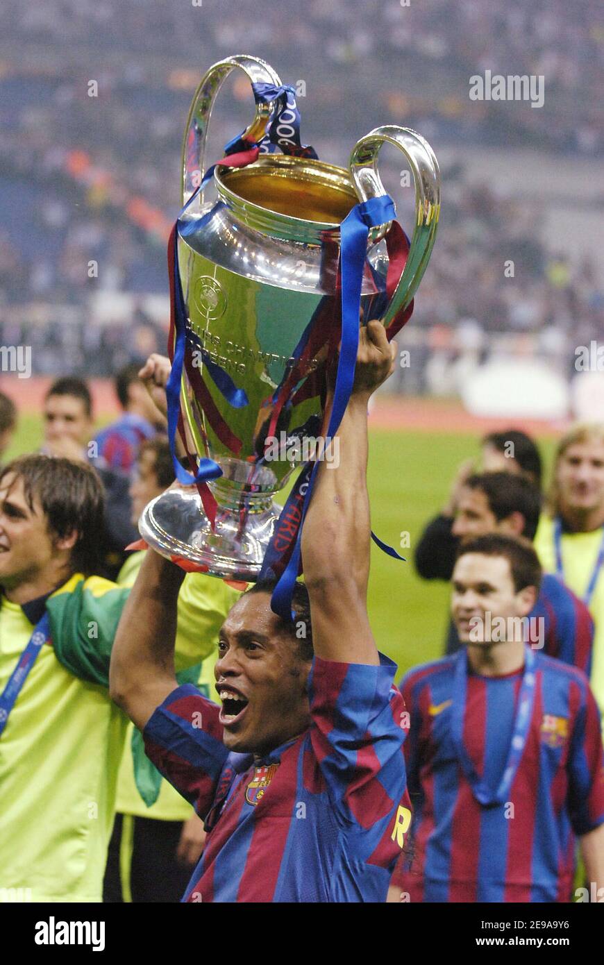 Le Ronaldinho de Barcelone fête avec le trophée finale de la Ligue des