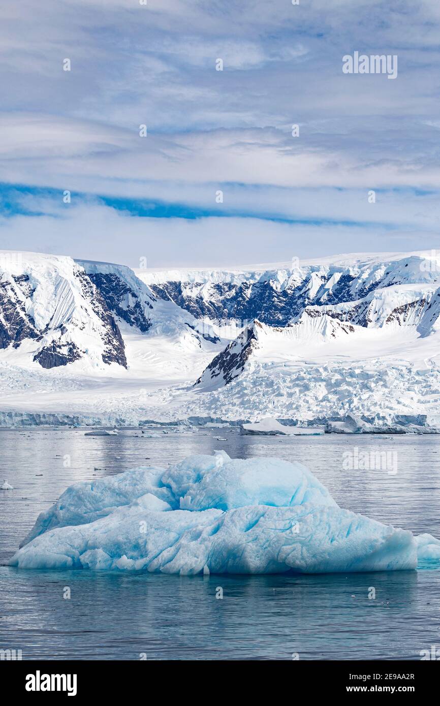 Montagnes enneigées, glaciers et icebergs à Lindblad Cove, Charcot Bay, Trinity Peninsula, Antarctique. Banque D'Images