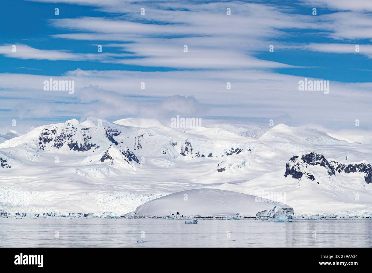 Montagnes enneigées et glaciers en eau tidwater dans le port de Mikkelsen, île Trinity, Antarctique. Banque D'Images