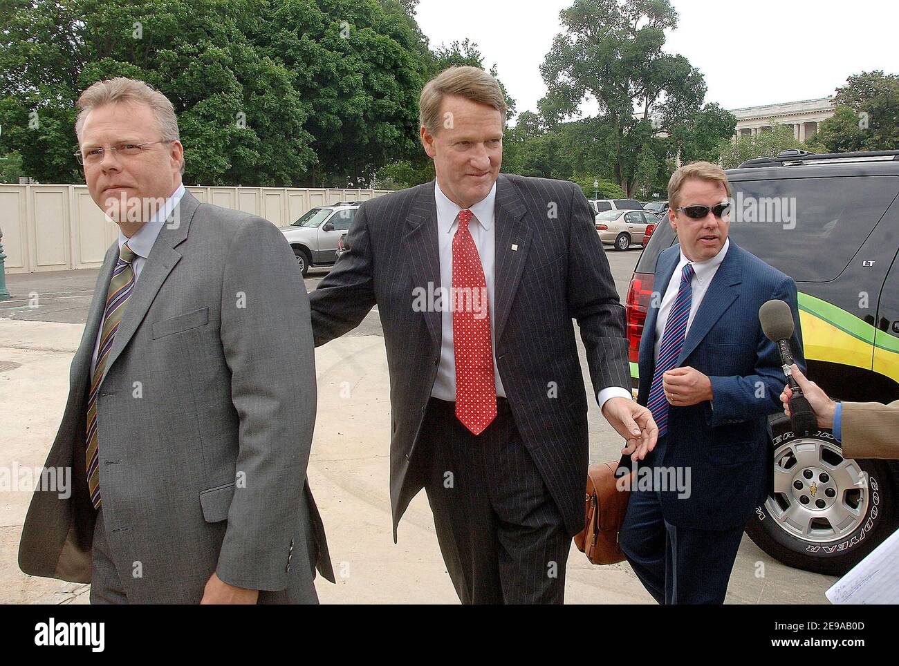 « les PDG des trois grands constructeurs automobiles : Tom LaSorda, PDG de Chrysler Group, William Ford, PDG de Ford Motor Company et Rick Wagoner, PDG de General Motors Corporation, arrivent devant le Capitole des États-Unis le 18 mai 2006 à Washington, DC, pour rencontrer des sénateurs. Photo par Olivier Douliery/ABACAPRESS.COM' Banque D'Images