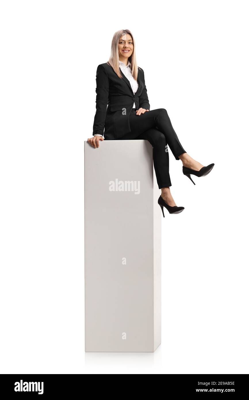 Jeune professionnel assis sur une colonne blanche isolée sur blanc arrière-plan Banque D'Images