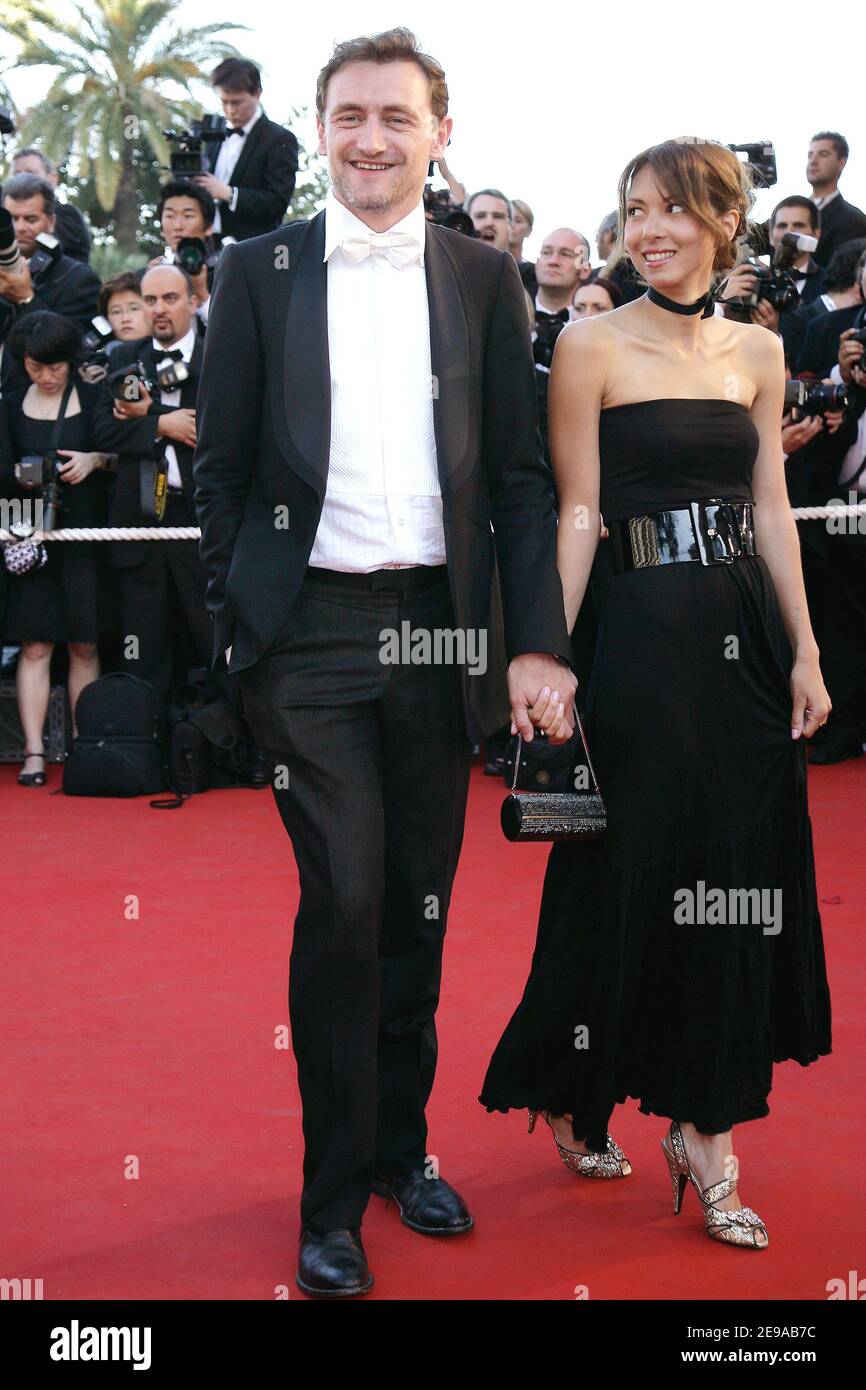 L'acteur français Jean-paul Rouve et sa petite amie l'écrivain français  Bénédicte Martin marchent le tapis rouge du Palais des Festivals pour la  projection du film de Pedro Almodovar 'Volver' en compétition pour