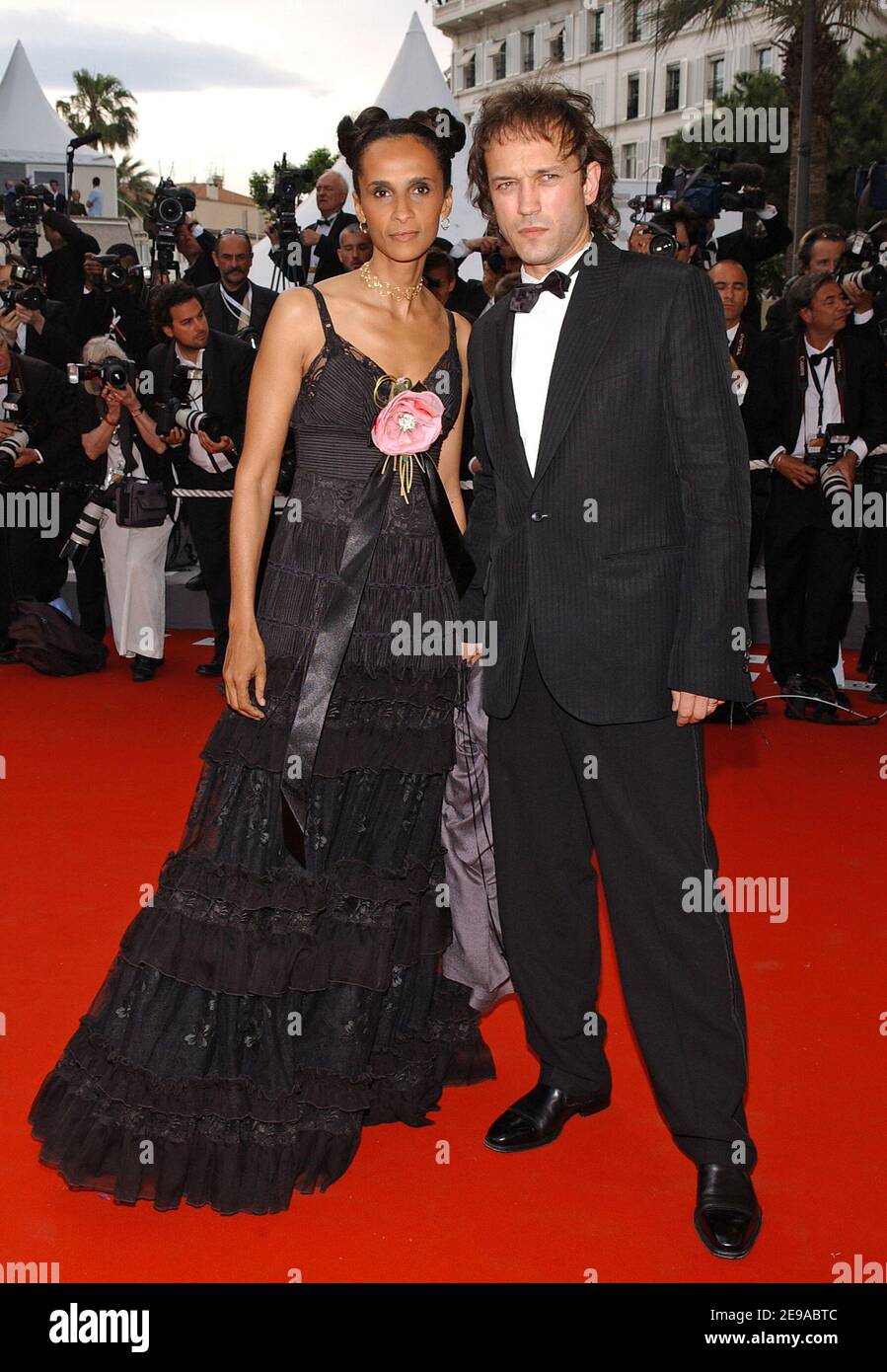 Vincent Perez et Karine Sylla (portant Elie Saab) marchent sur le tapis rouge du Palais des Festivals pour la projection du film de la réalisatrice française Nicole Garcia 'selon Charlie' en compétition pour le 59e Festival de Cannes le 20 mai 2006. Photo de Hahn-Nebinger-Orban/ABACAPRESS.COM Banque D'Images